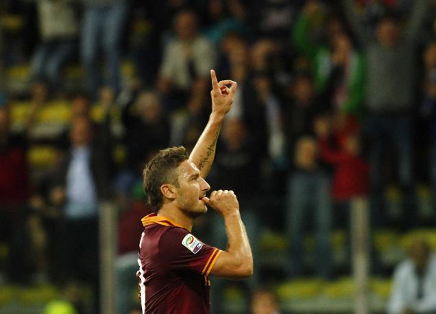 Francesco Totti esulta dopo il gol dell' 1-2, il 19 in carriera segnato al Parma. Lapresse